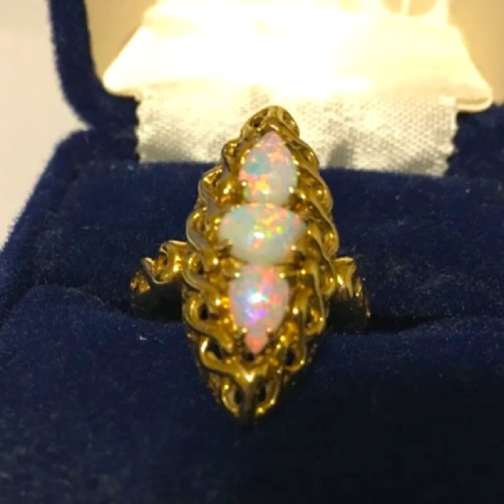14k Vintage OPAL Ring ( Estate).This ring is from the early 80’s Super triple 🌈